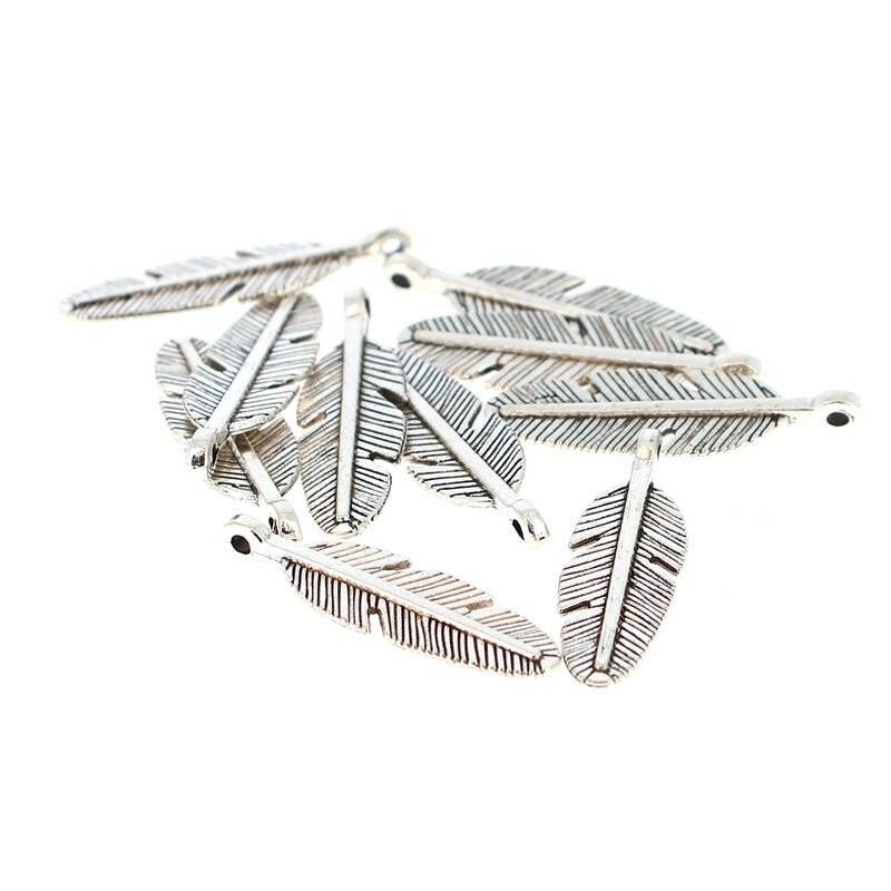 10 ciondoli a forma di piuma 29 x 9 mm