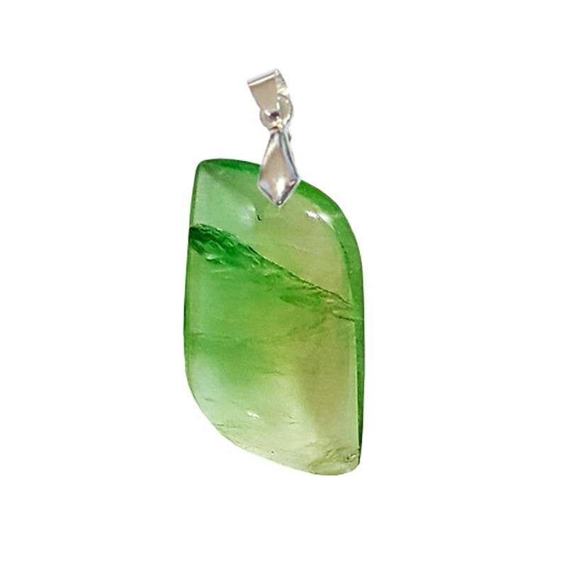 Anhänger in S-Form aus grünem Fluorit