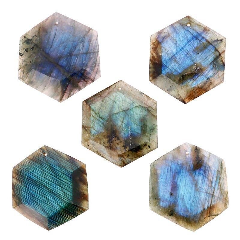 Ciondolo in labradorite esagonale con geometria variabile