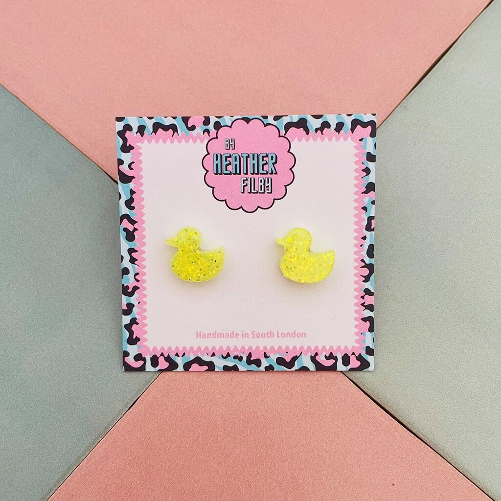 Orecchini a bottone in resina glitterata gialla a forma di paperella di gomma