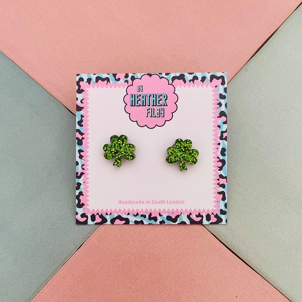 Orecchini a bottone in resina glitterata a forma di trifoglio verde