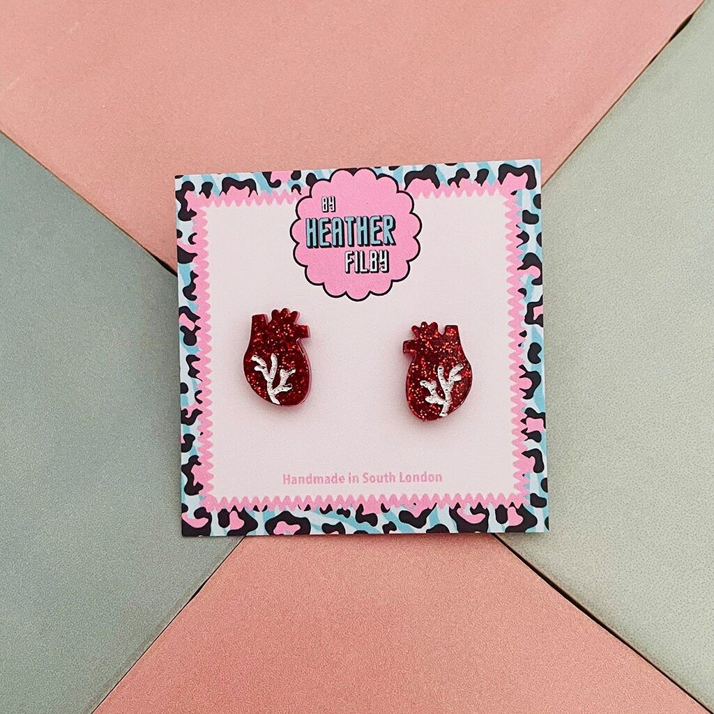 Orecchini a bottone in resina glitterata a forma di cuore anatomico