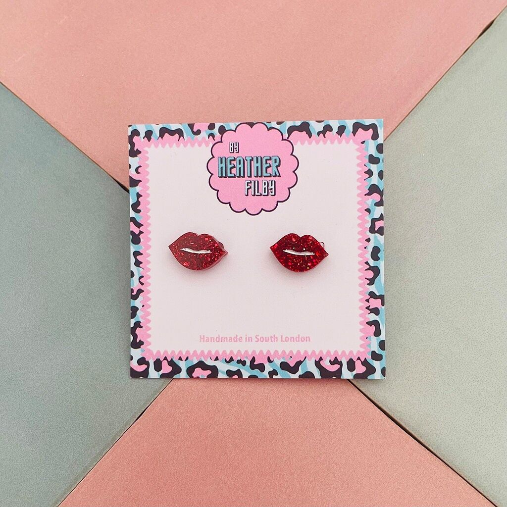 Orecchini a bottone in resina glitterata con labbra rosse