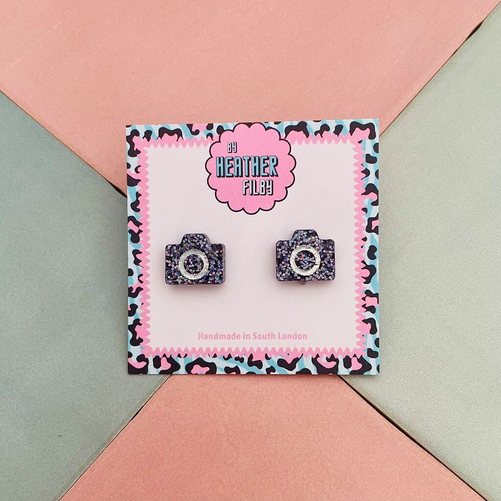 Orecchini a bottone in resina glitterata con fotocamera