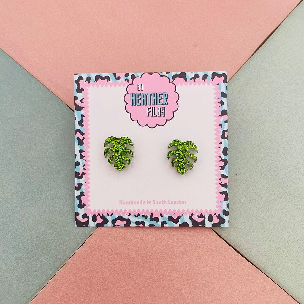 Orecchini a bottone in resina glitterata con foglia verde Monstera