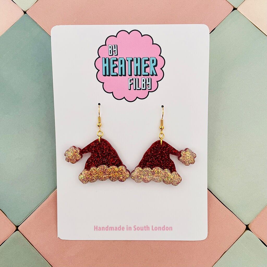 Orecchini natalizi in resina glitterata con cappello di Babbo Natale