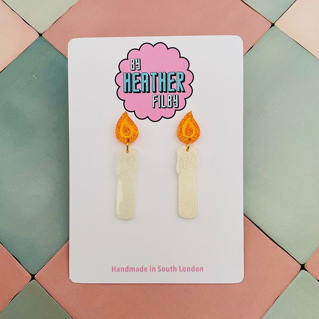 Orecchini in resina glitterata con candela di Natale