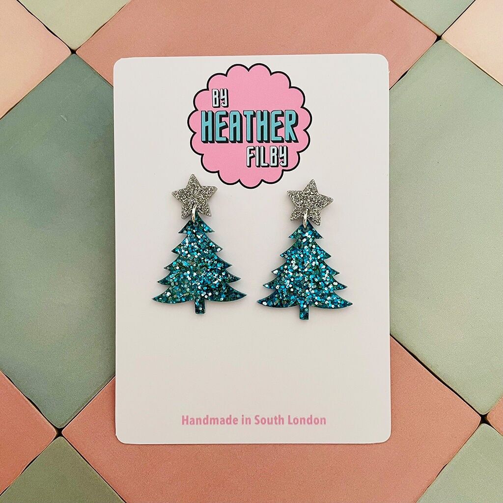Orecchini in resina glitterata con albero di Natale blu e argento e stella