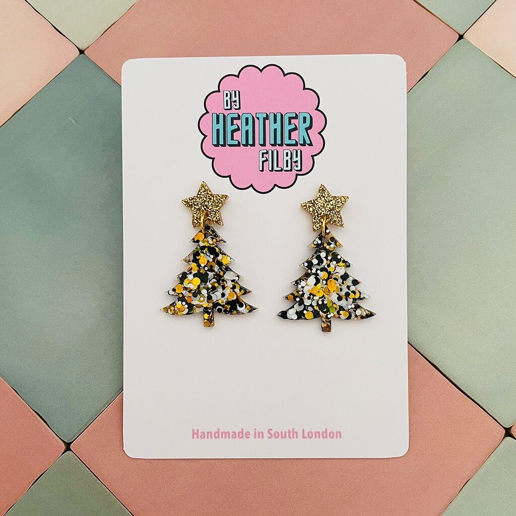 Orecchini in resina glitterata con albero di Natale nero e oro e stella