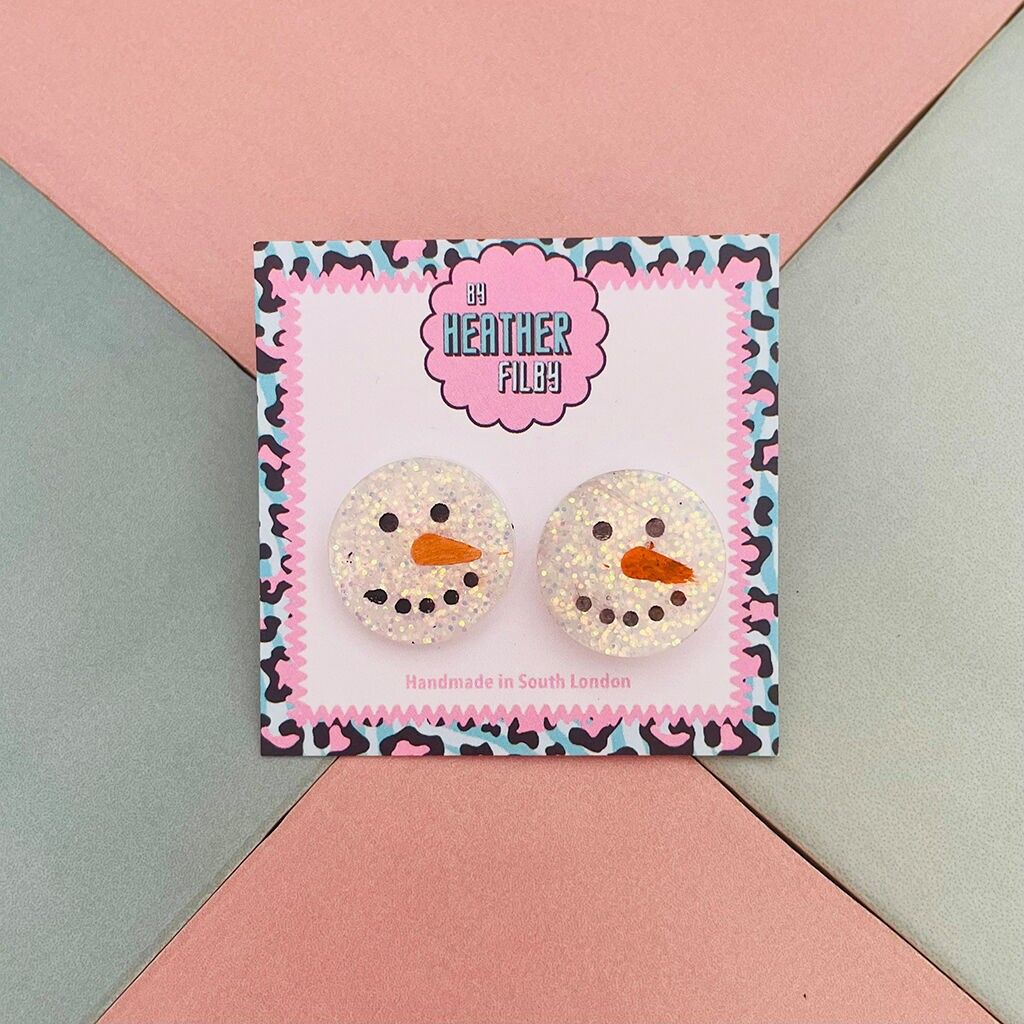 Orecchini a bottone in resina glitterata a forma di pupazzo di neve natalizio