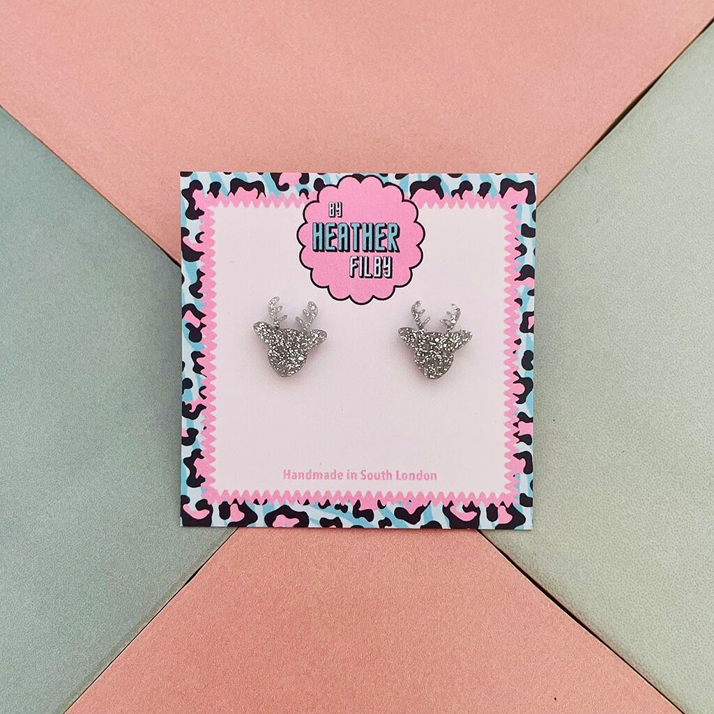 Piccoli orecchini a bottone in resina glitterata con renna natalizia