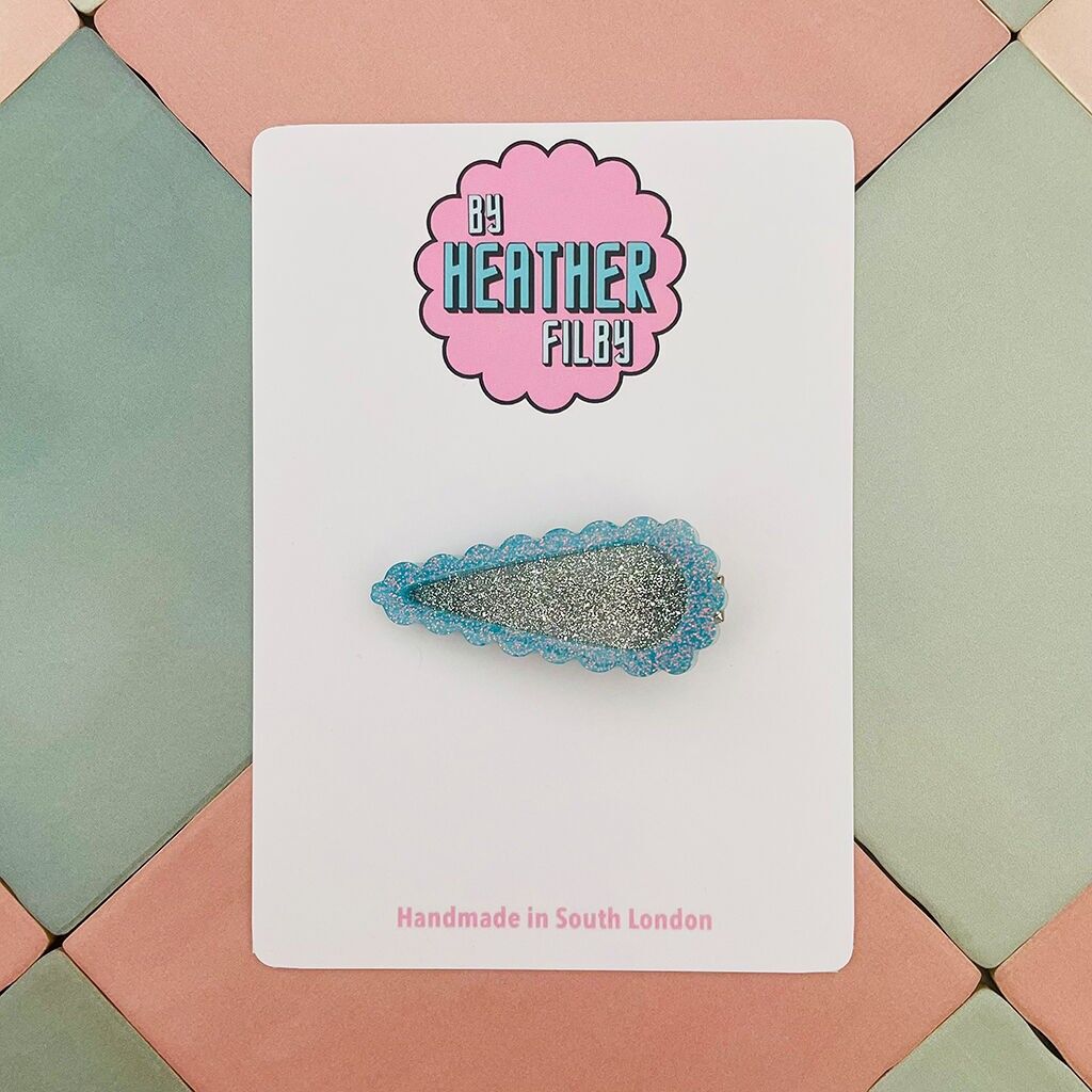 Fermaglio per capelli in resina glitterata blu e argento a forma di smeraldo