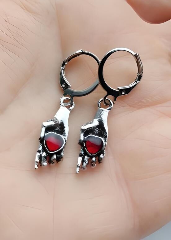 Orecchini eclettici a forma di mano e cuore rosso