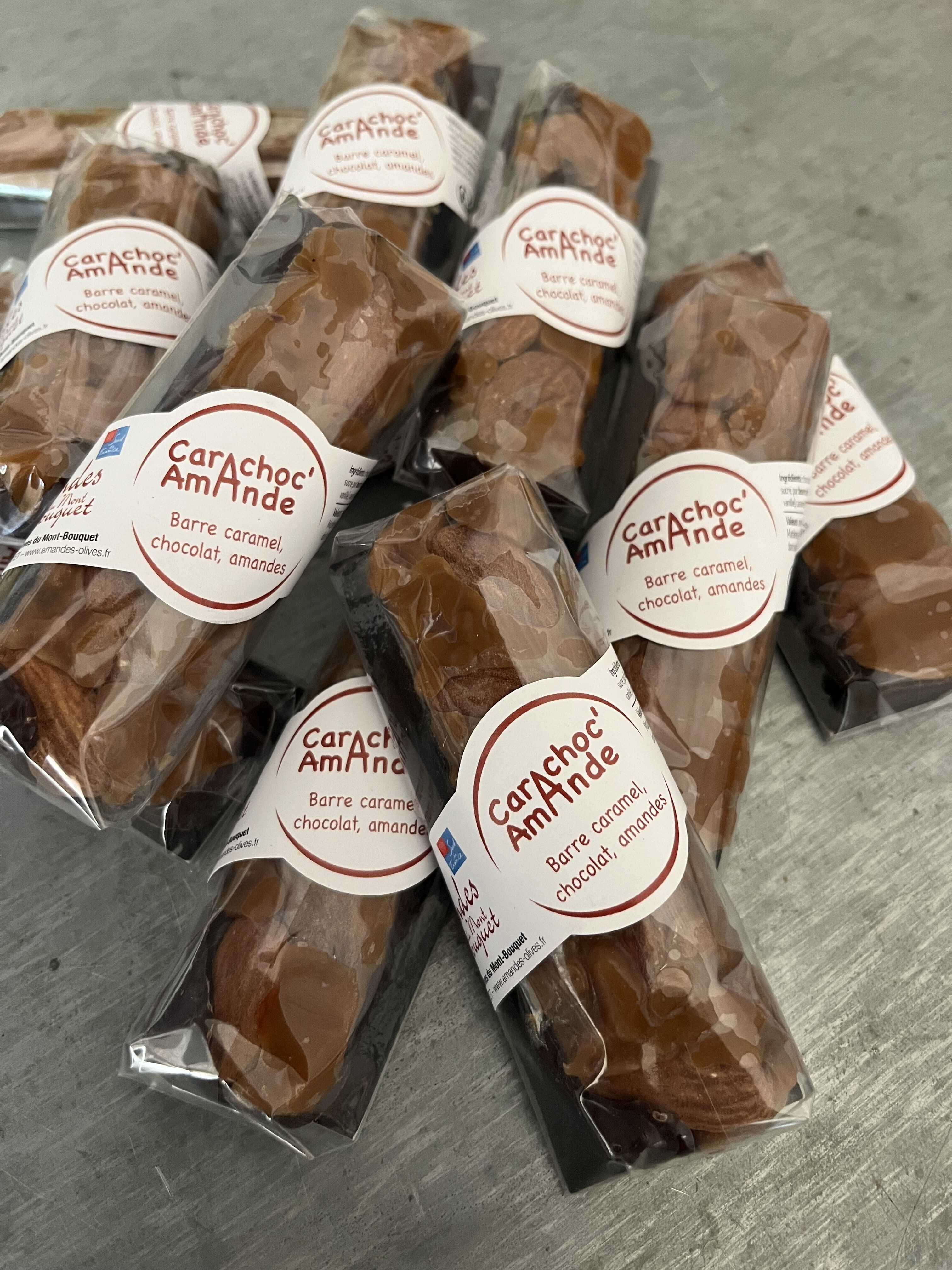 Carachoc almonds 40g - soft caramel, dark chocolate and almond bar