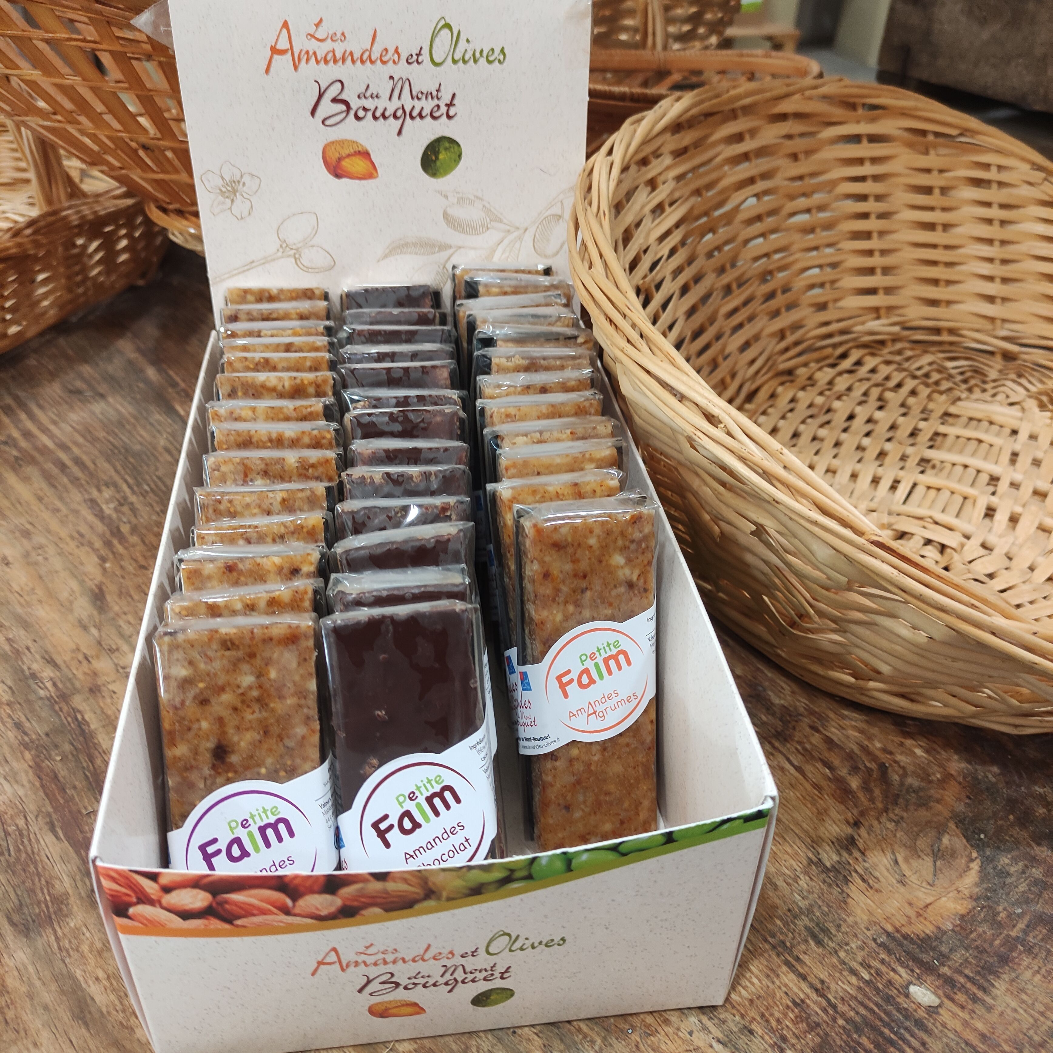 Small snacks with almonds