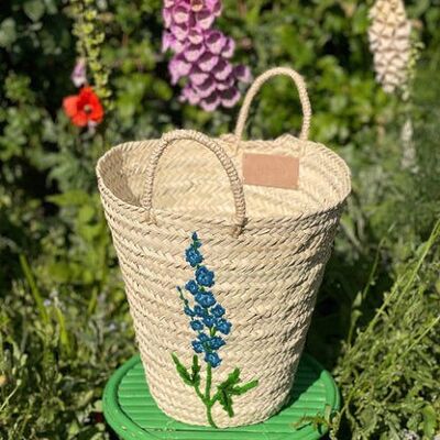 Cesta de delphinium bordada a mano | Bolso cubo ecológico de hoja de palma | Hecho a mano en Marruecos