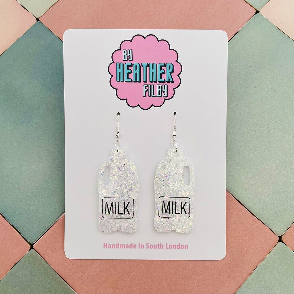 Orecchini in resina glitterata a forma di bottiglia di latte