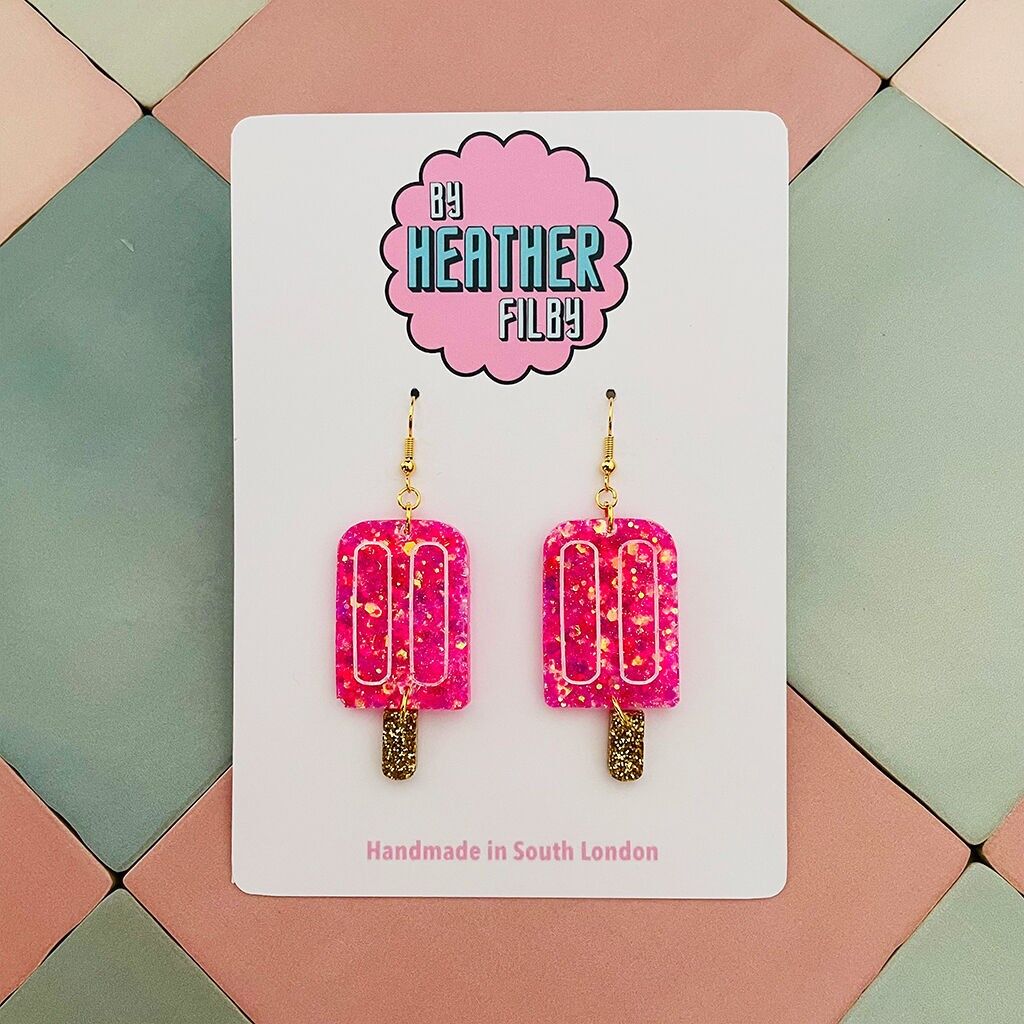 Orecchini in resina glitterata con ghiacciolo rosa
