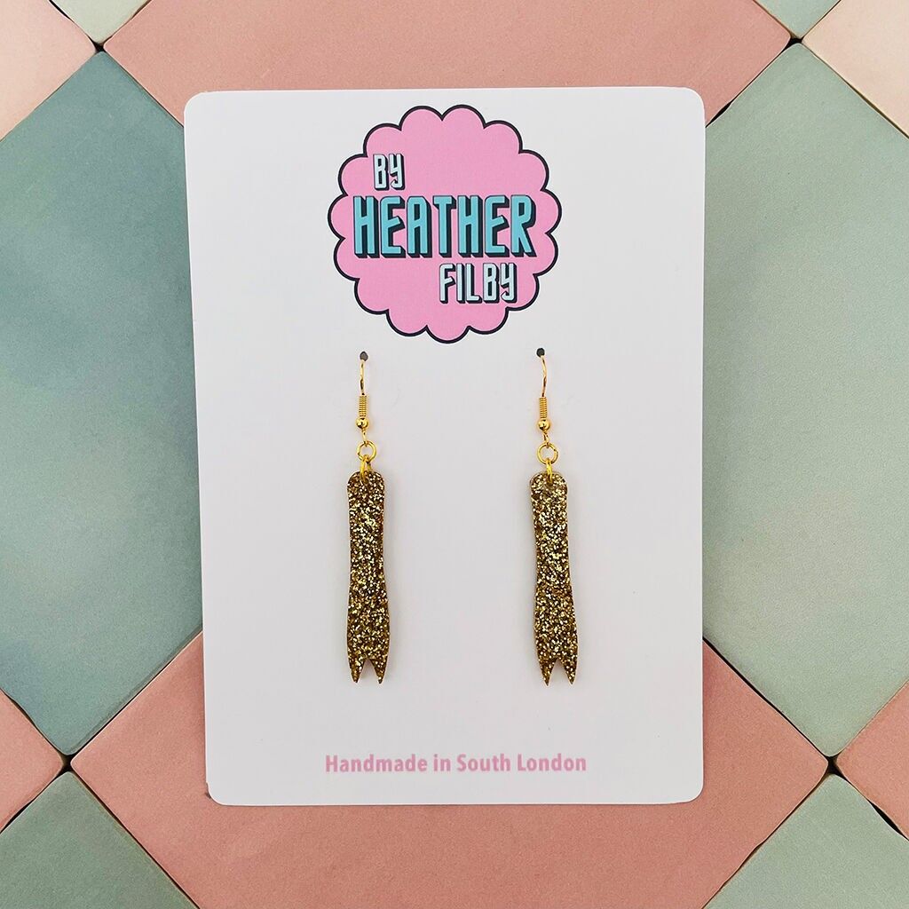 Orecchini in resina con forchetta e glitter dorati