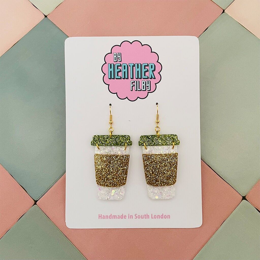 Orecchini in resina glitterata a forma di tazza da caffè