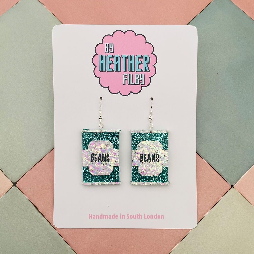 Orecchini in resina glitterata con lattina di fagioli al forno
