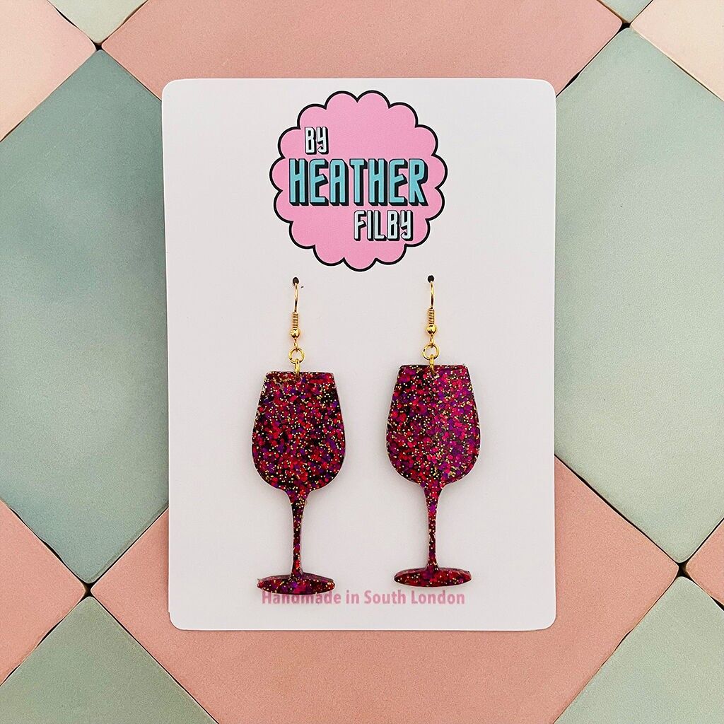 Orecchini in resina glitterata a forma di bicchiere di vino rosso