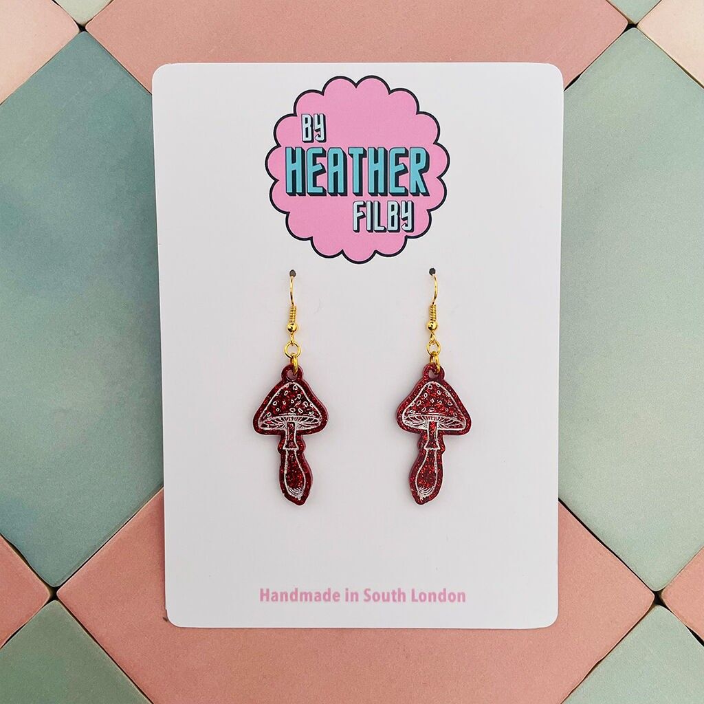 Orecchini in resina glitterata a forma di fungo rosso
