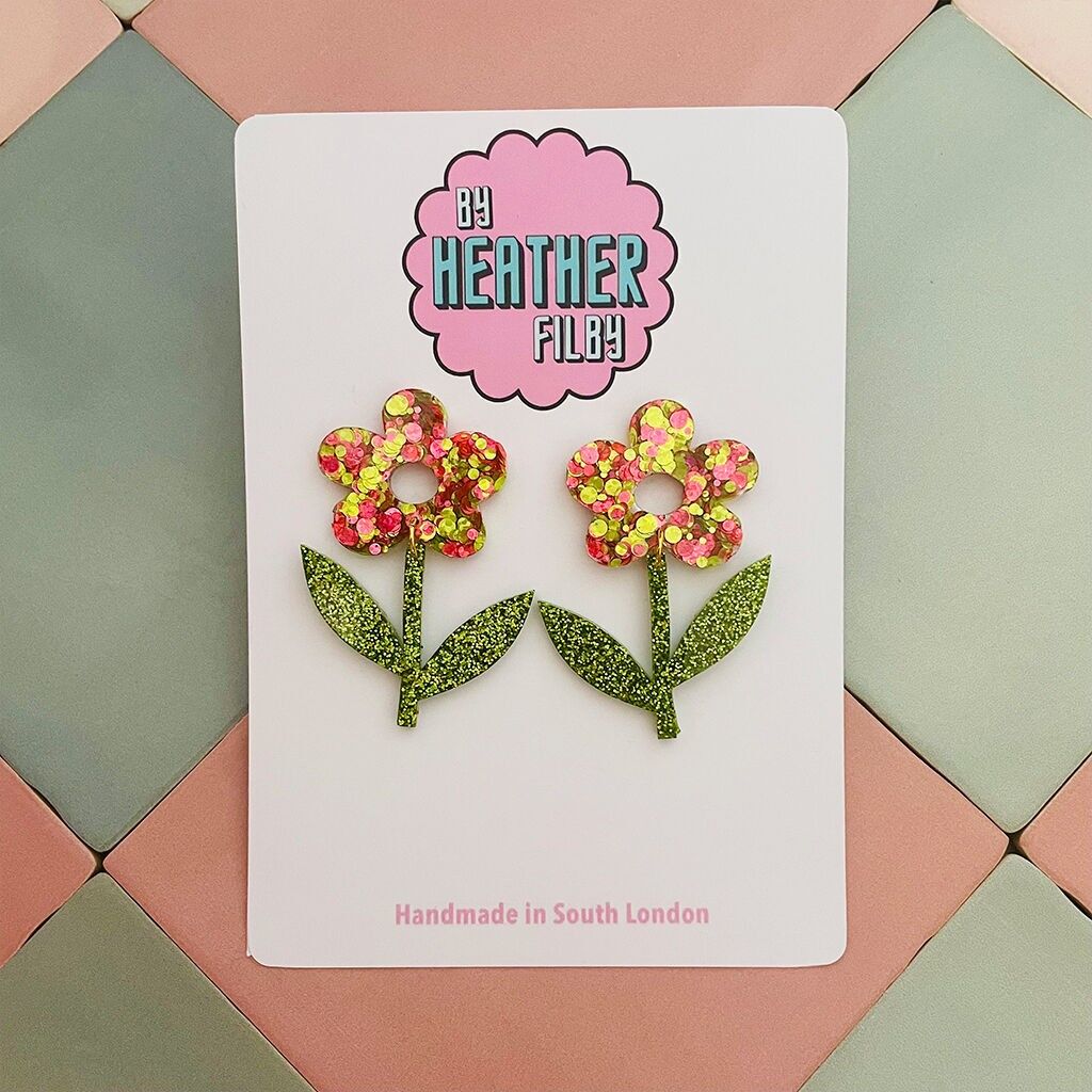 Orecchini in resina con fiori e stelo glitterati