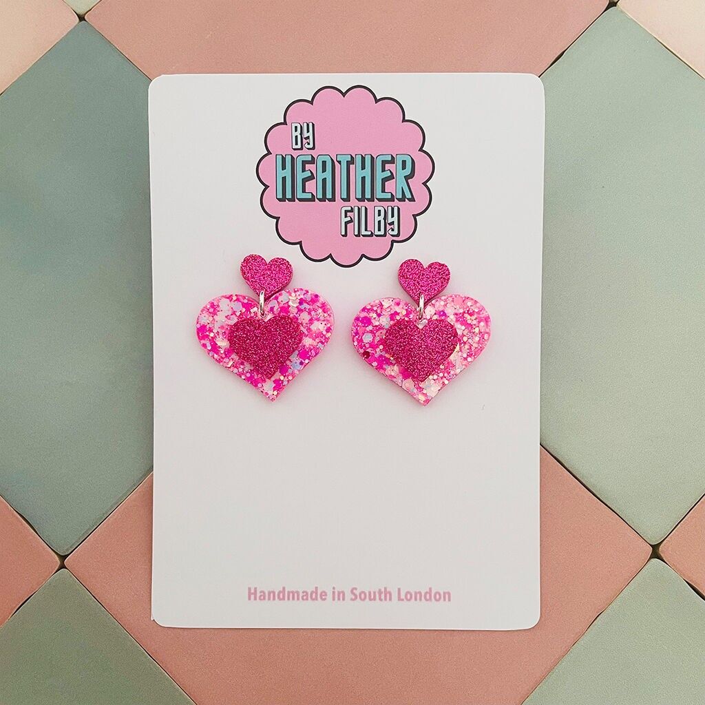 Boucles d'oreilles en résine pailletée rose à double cœur pour la Saint-Valentin