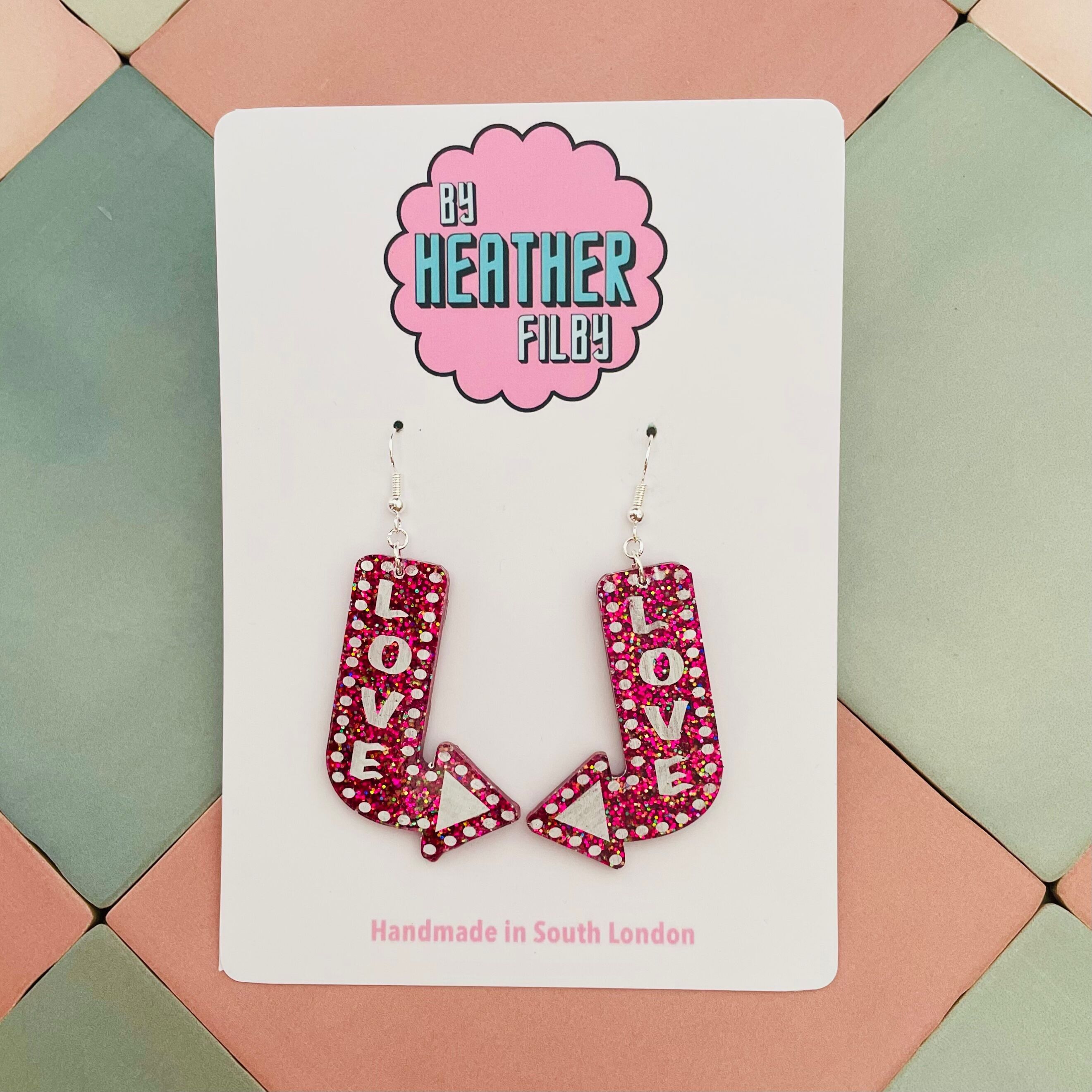 Motel Schild Love Arrow Glitzer Harz Ohrringe