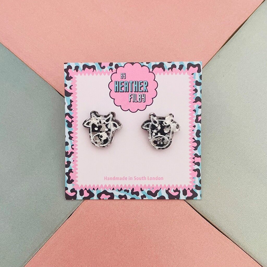 Boucles d'oreilles à tige en résine pailletée vache noire et blanche