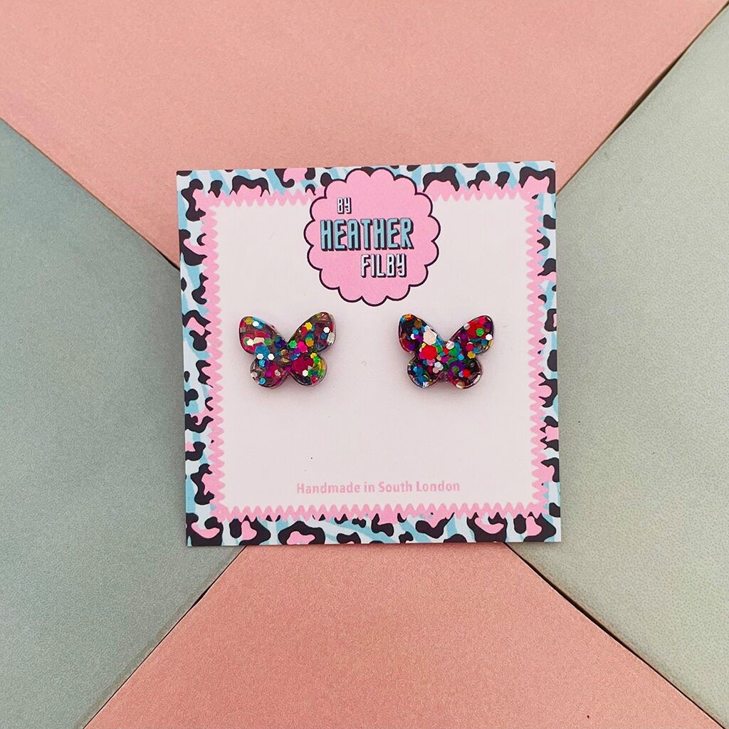 Orecchini a bottone in resina glitterata con farfalla arcobaleno