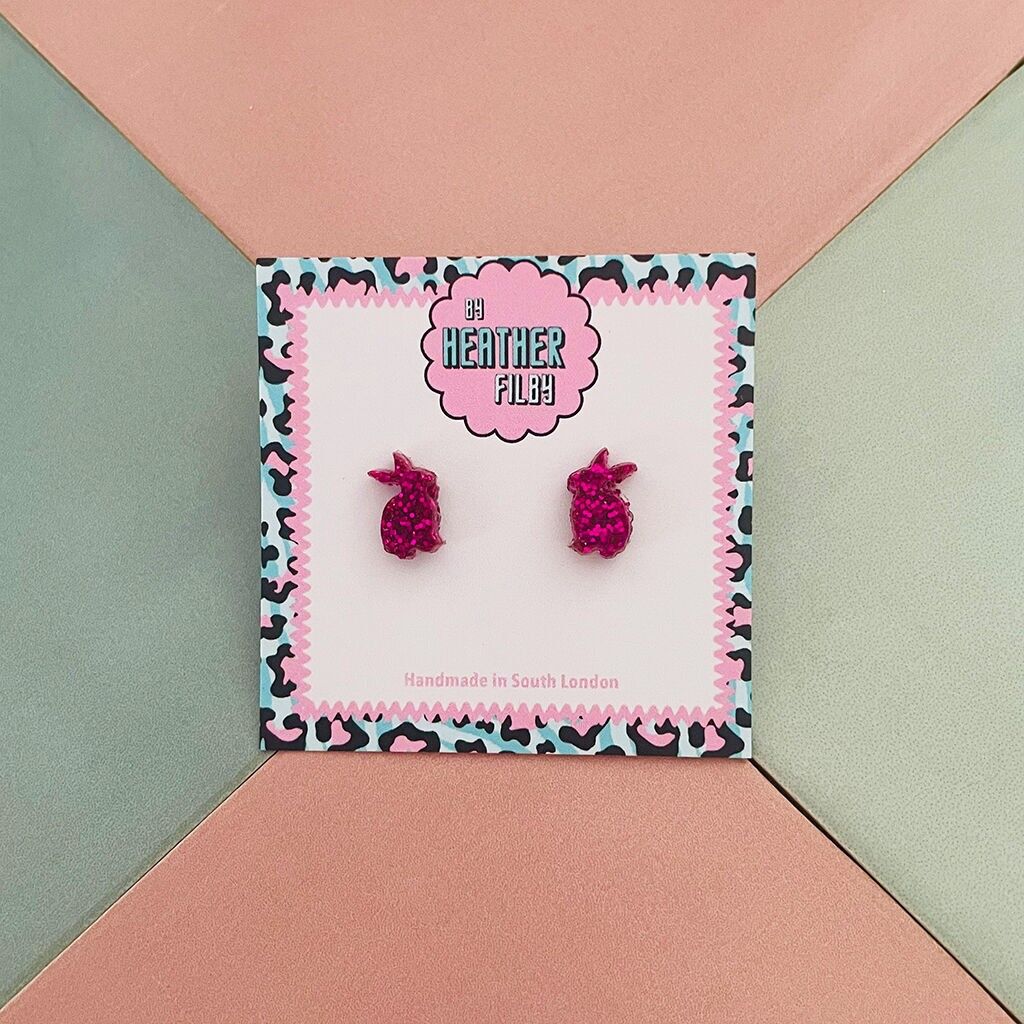 Orecchini a bottone in resina glitterata a forma di coniglio rosa acceso