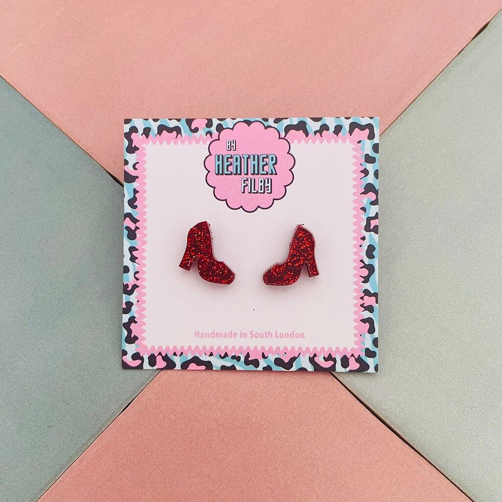 Orecchini a bottone in resina con tacco alto e glitter rossi