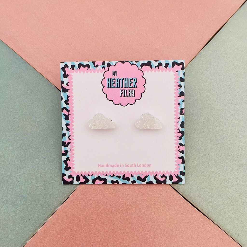 Orecchini a bottone in resina glitterata a forma di nuvola bianca e soffice