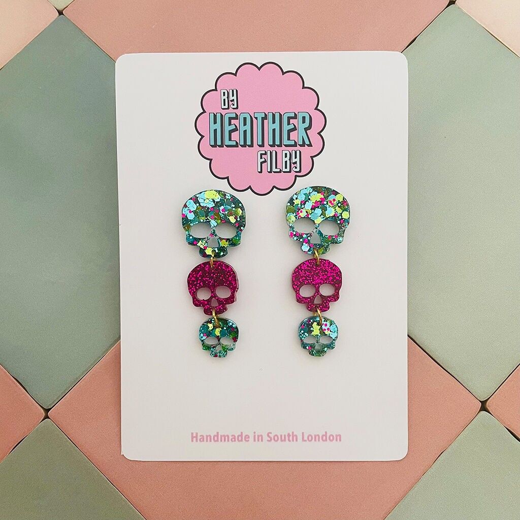Orecchini in resina glitterata rosa shocking e verde acqua con triplo teschio