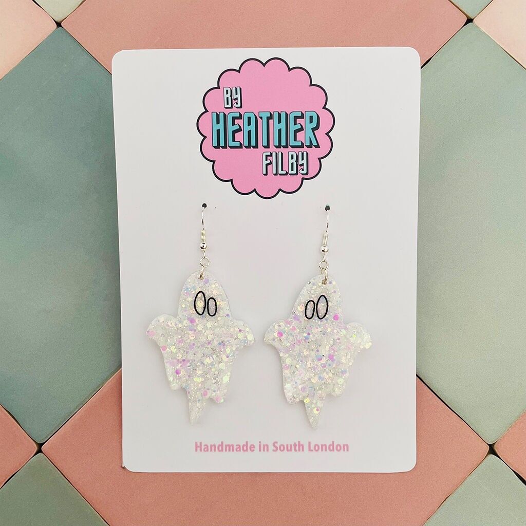 Orecchini di Halloween in resina glitterata con fantasma bianco
