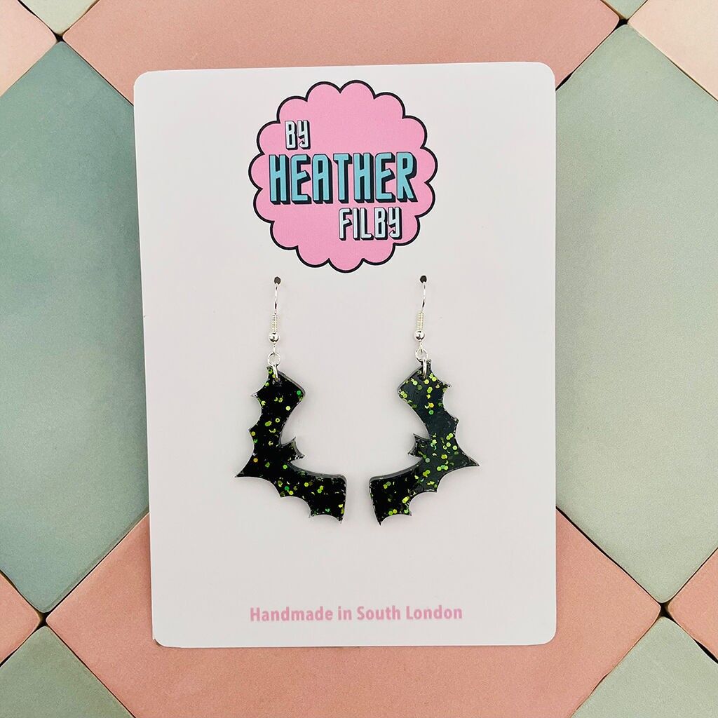 Orecchini di Halloween in resina scintillante nera e verde a forma di pipistrello