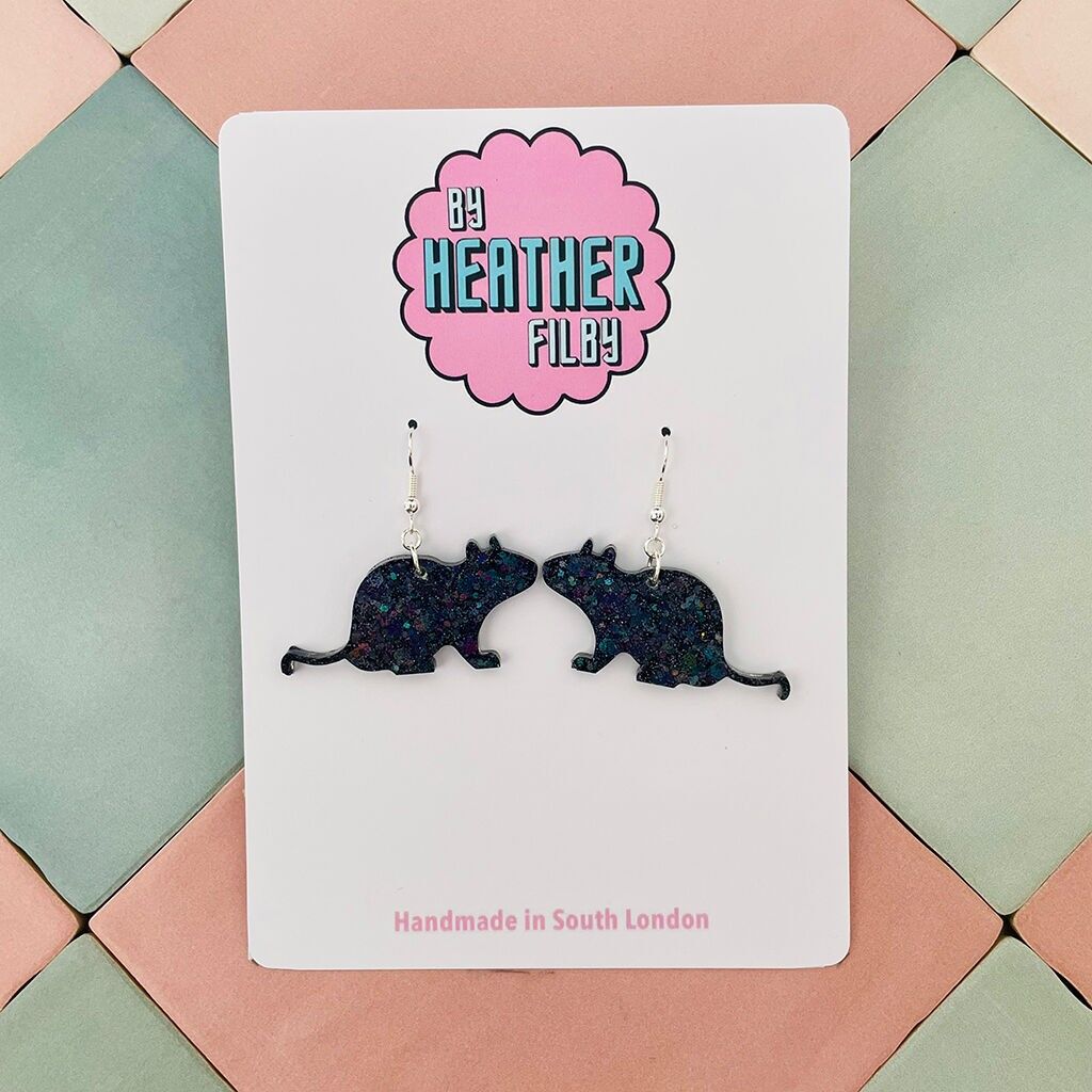 Orecchini di Halloween in resina glitterata con ratto nero