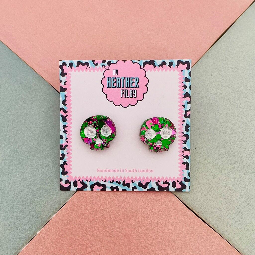 Orecchini a bottone di Halloween in resina con teschio glitterato