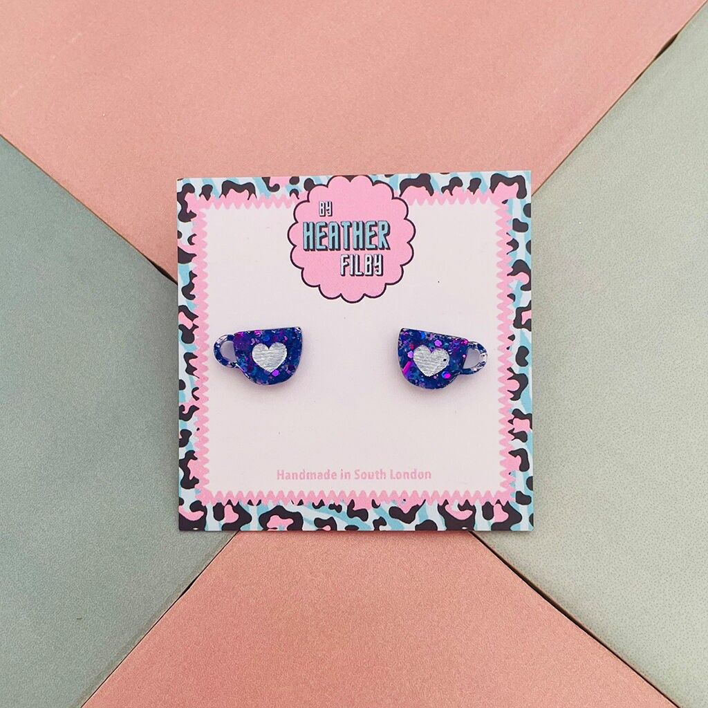 Orecchini a bottone in resina invernale con tazza glitterata viola