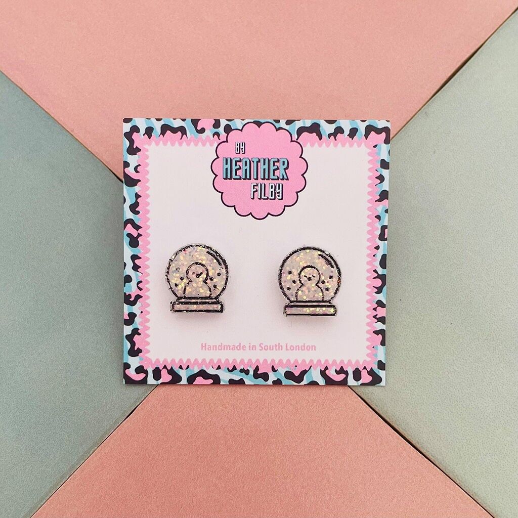 Boucles d'oreilles à tige en résine boule à neige d'hiver scintillante