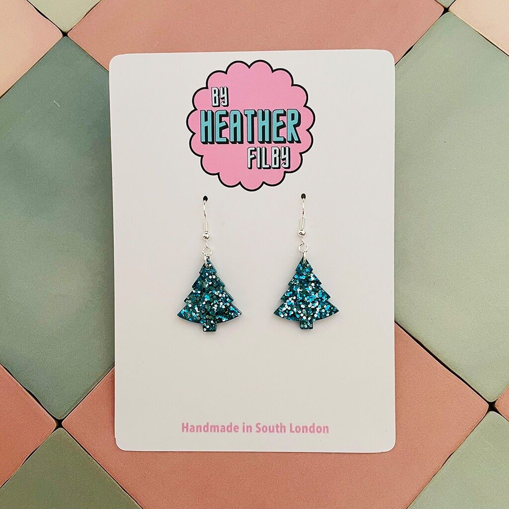 Orecchini in resina glitterata con piccolo albero di Natale blu