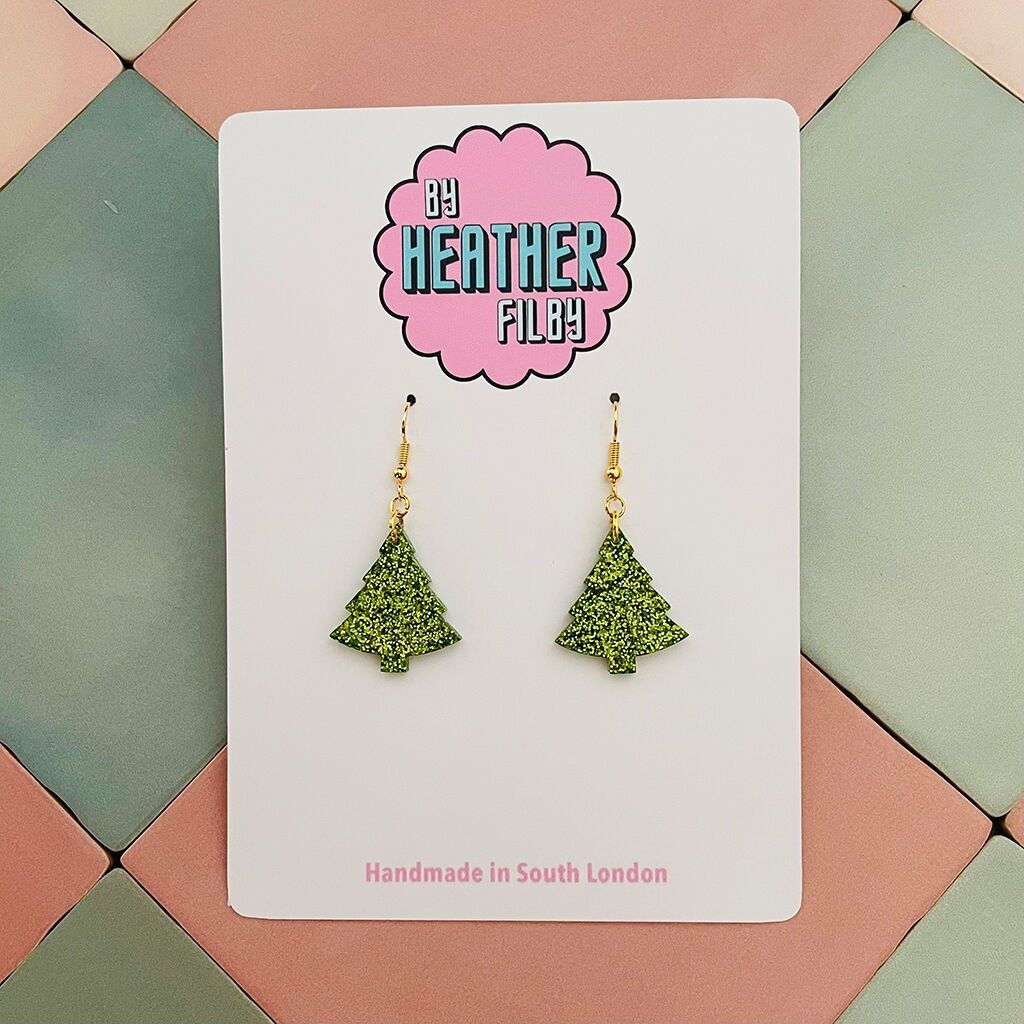 Orecchini in resina glitterata con piccolo albero di Natale verde