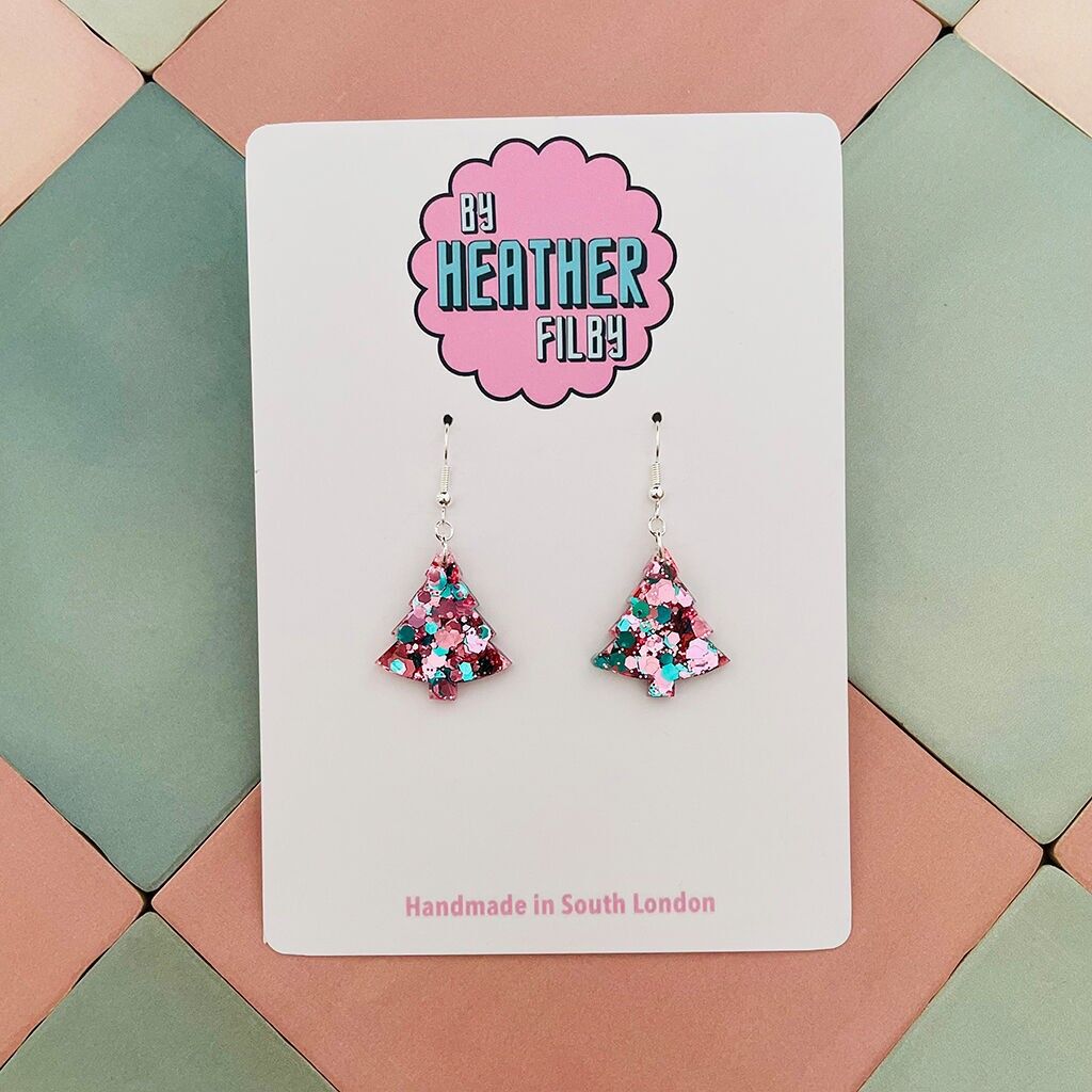 Orecchini in resina glitterata rosa e blu con piccolo albero di Natale