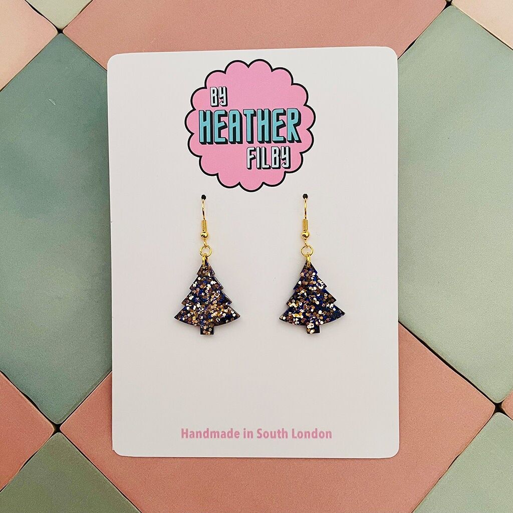 Orecchini in resina glitterata blu e oro con piccolo albero di Natale