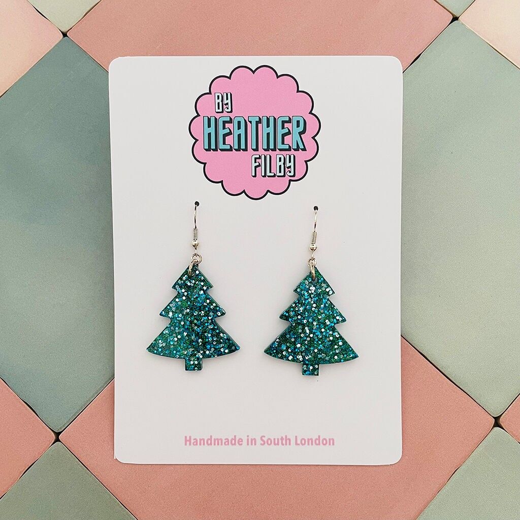Orecchini in resina glitterata blu con grande albero di Natale