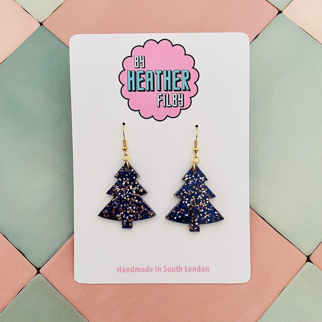 Orecchini in resina glitterata blu e oro con grande albero di Natale