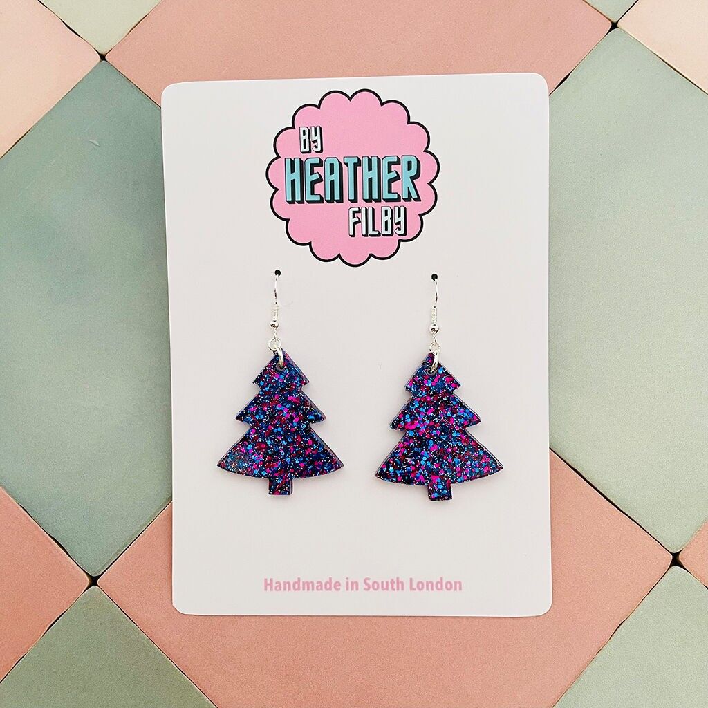 Orecchini in resina glitterata viola con grande albero di Natale