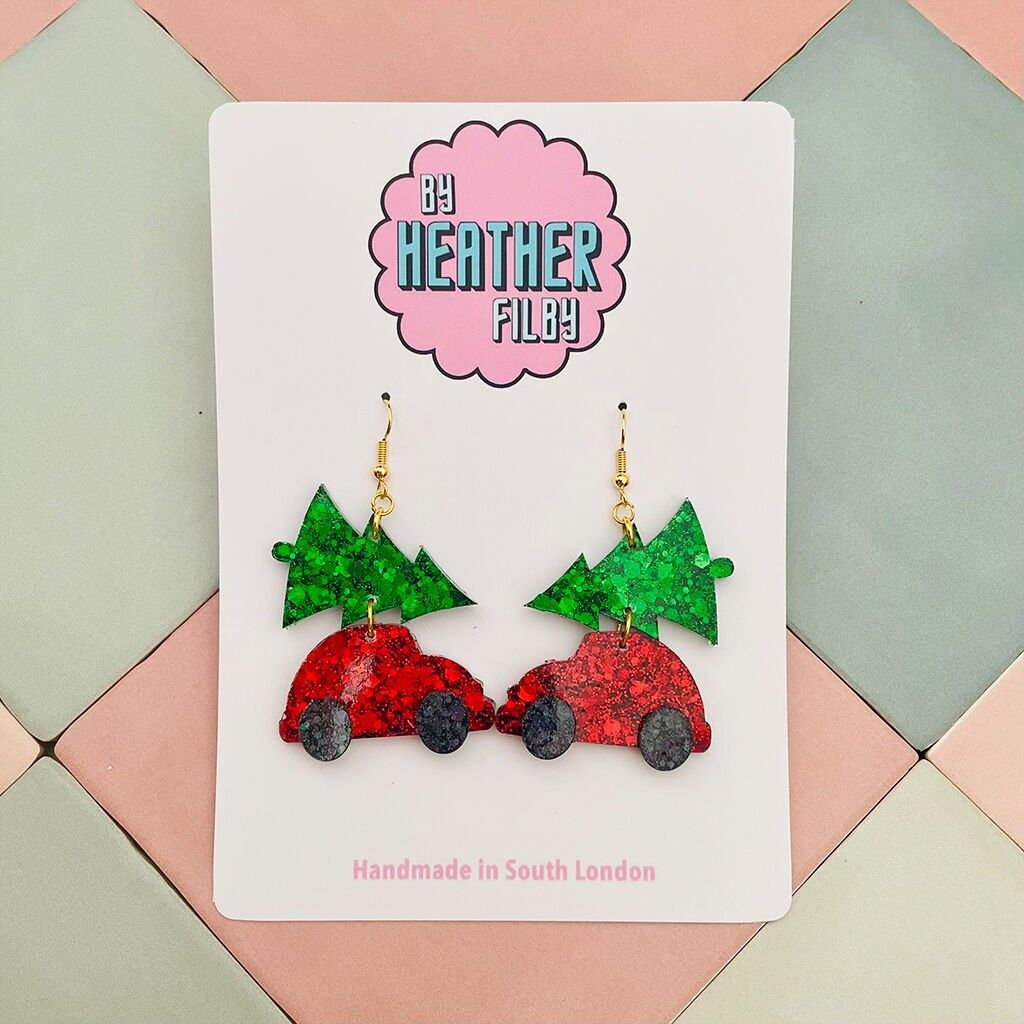 Boucles d'oreilles en résine pailletée motif sapin de Noël sur voiture